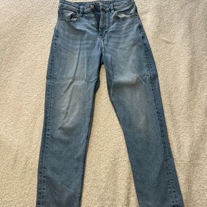 American eagle 8 regular high rise stretchy mom jean.